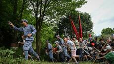 Explosions et drapeaux rouges: des touristes chinois plongés au coeur de la Longue Marche