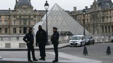 Vol des bijoux du Louvre: la traque est lancée, la sécurité des musées en débat