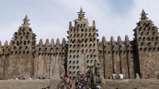 Des milliers de Maliens recrépissent l'iconique mosquée de Djenné