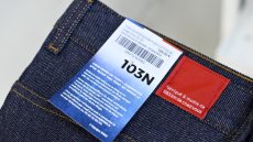 L'affichage du coût environnemental des vêtements entre en vigueur en France, une première en Europe