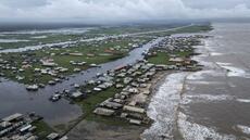 Dans le sud du Nigeria, les habitants d'Ayetoro assistent à l'engloutissement de leur village par l'Atlantique