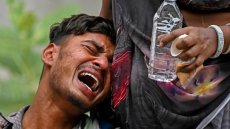 Inde: des familles assistent aux obsèques des victimes du Boeing 787 d'Air India