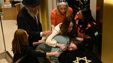 Attentat de Sydney: l'assaillant inculpé de terrorisme, inhumation des victimes