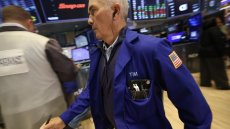 Wall Street termine en baisse, retient son souffle avant Jackson Hole