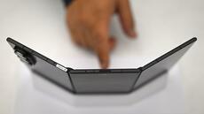 Samsung présente son premier téléphone pliable en trois