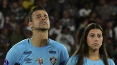 Foot: Peter Shilton félicite le brésilien Fabio pour avoir battu son record de matches joués