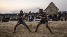 Amulettes et talismans: au Nigeria, les boxeurs traditionnels à la conquête de leur public