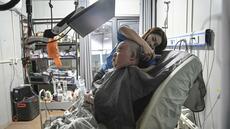 Paralysé, un Chinois dirige sa ferme d'un simple doigt