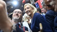 Au Mans, loin des tractations parisiennes, Le Pen seule en piste et en campagne