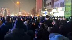 Des Iraniens dans les rues de Téhéran malgré le blocage d'internet