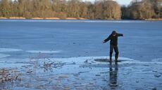 Attention aux canaux ou rivières gelés: ça craque