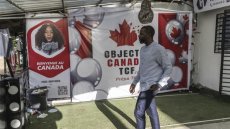 A l'ombre de la présidentielle au Cameroun, le juteux business de la fuite des cerveaux