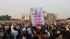 Bangladesh: foule immense aux funérailles du leader étudiant assassiné