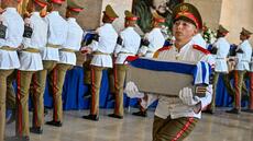 Entre peine et patriotisme, les Cubains rendent hommage aux 32 militaires morts au Venezuela