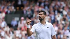 Wimbledon: Djokovic se relève d'une entame cauchemardesque et passe en quart