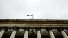 La Bourse de Paris termine en baisse, débâcle pour Dassault Systemes