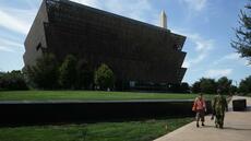 Tellement content! A Washington, les touristes fêtent la réouverture des musées après un mois de disette