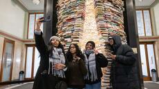 A Prague, une tour de livres devenue virale attire des foules de touristes