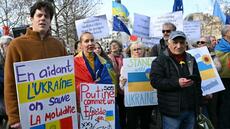 Plus d'un millier de manifestants à Paris pour soutenir l'Ukraine après quatre ans de guerre