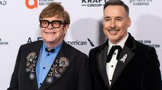 Le mari d'Elton John indigné par les pratiques du tabloïd Daily Mail