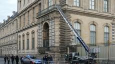 Casse du Louvre: quatre nouvelles interpellations, les bijoux toujours introuvables