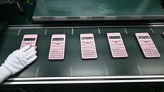 Des écoles aux boutiques, les calculettes à l'ancienne résistent à l'heure de l'IA