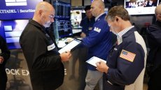 Triple record à Wall Street, poussée par les perspectives de baisses des taux