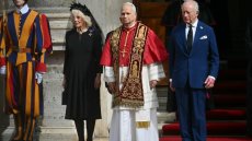 Le pape et le roi Charles III prient ensemble, une première historique