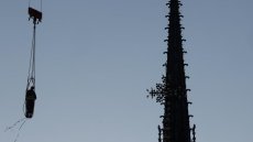 Réinstallation d'une première statue de la flèche de Notre-Dame