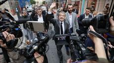 Nicolas Sarkozy dédicace son livre au côté de son fils Louis à Menton