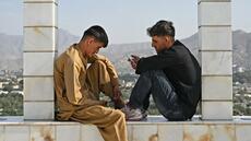 Les étudiants afghans divisés sur l'interdiction des smartphones à l'université