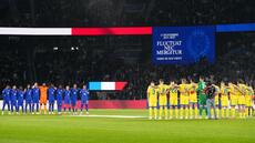 Foot: hommage aux victimes des attentats du 13 novembre 2015 lors de France-Ukraine