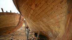 Au Pakistan, des artisans maintiennent à flot la construction manuelle de bateaux de pêche