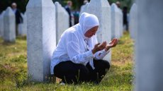 Douleur dans l'âme: la Bosnie commémore le génocide de Srebrenica, 30 ans après