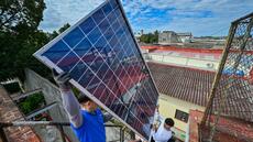 A Cuba, charbon de bois et panneaux solaires pour affronter la crise énergétique