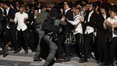 A Jérusalem, les juifs ultra-orthodoxes dans la rue contre la conscription