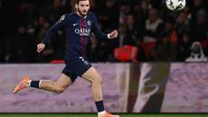 Ligue 1: le PSG reprend des couleurs et reste au contact de Lens