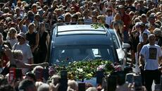 Au Pays de Galles, des milliers de fans accompagnent le cercueil de la chanteuse Bonnie Tyler