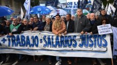 Argentine: retraités et enseignants manifestent, le gouvernement supprime un jour férié