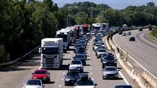 Routes des vacances: pic de plus de 1.000 km de bouchons à mi-journée