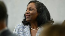 Menacée de révocation par Trump, une gouverneure de la Fed reprend la parole