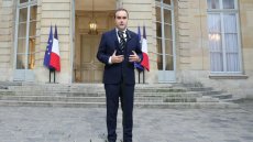 Le gouvernement se fait attendre, LR maintient la pression