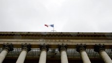 La Bourse de Paris termine en baisse, freinée par une hausse des taux
