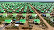 Dans un village d'attente, des Cambodgiens déplacés tentent de se reconstruire