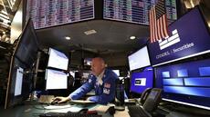 Wall Street clôture dans le rouge, surveille la hausse du pétrole