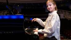 Nora Kostenko, 11 ans, convoque au piano ses souvenirs d'Ukraine