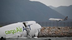 Un avion-cargo quitte la piste à Hong Kong: deux morts