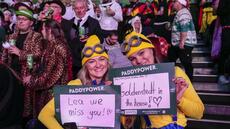 A Londres, ambiance carnaval déjanté aux Mondiaux de fléchettes