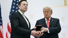Trump décore Musk d'une médaille scientifique et le qualifie de trésor national