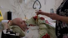 Sans électricité, la lutte d'une Ukrainienne au chevet de son mari malade